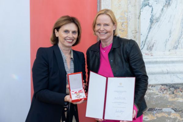 Staatssekretärin Susanne Kraus-Winkler überreicht das goldene Ehrenzeichen der Republik Österreich an Petra Stolba.