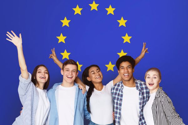 Jugendliche vor Europäischer Fahne