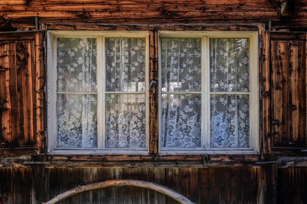 2 Fenster in einer Hütte aus Holz