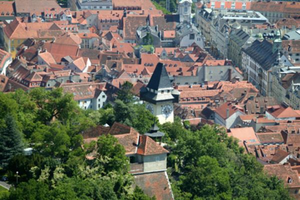 Blick vom Schlossberg auf den Uhrturm und die Innenstadt von Graz