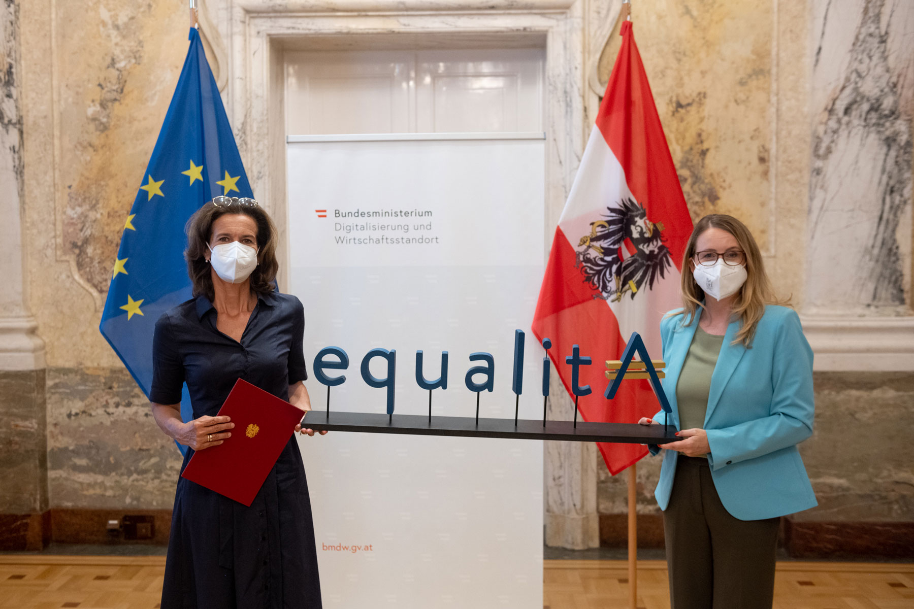 Bundesministerin Margarete Schramböck überreicht das equalitA Gütesiegel für innerbetriebliche Frauenförderung an die Geschäftsführerin von Avanade Österreich, Christiane Noll.