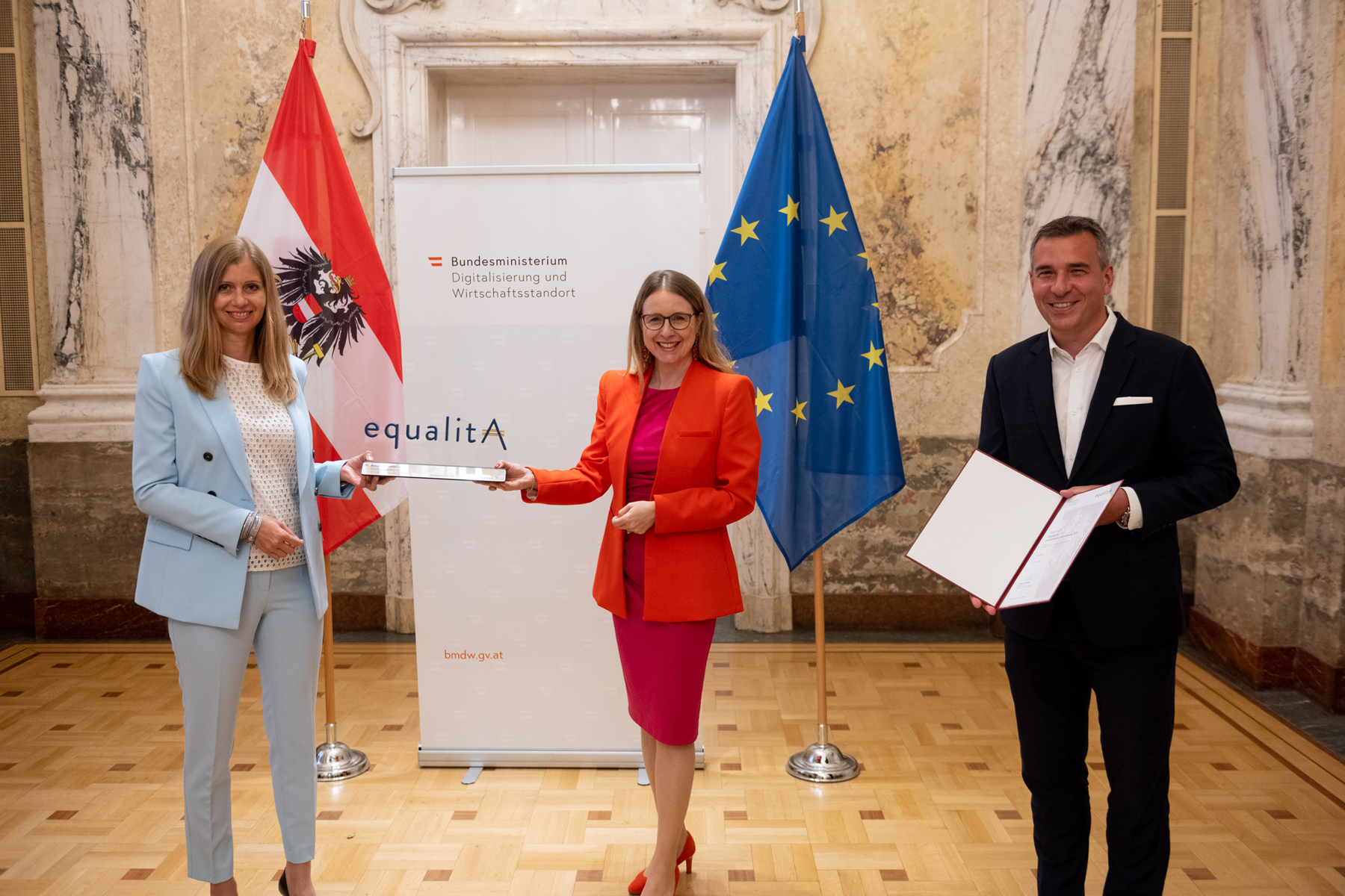 Bundesministerin Margarete Schramböck überreicht die Urkunde über die Auszeichnung von Accenture GmbH mit dem equalitA Gütesiegel.