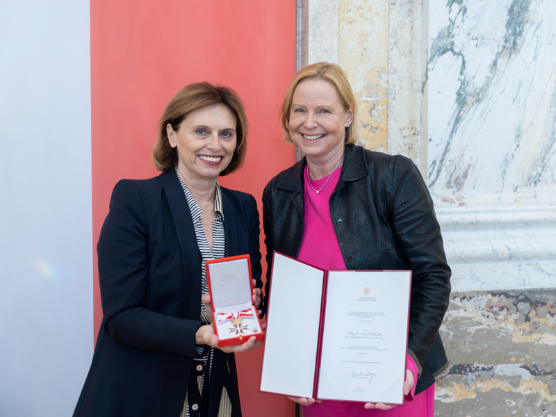 Staatssekretärin Susanne Kraus-Winkler und Petra Stolba bei der Ehrenzeichenverleihung