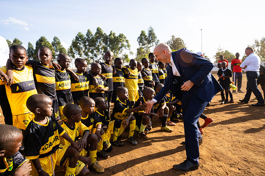 Bundesminister Kocher beim Besuch des Fußball-Projekts in Kenia