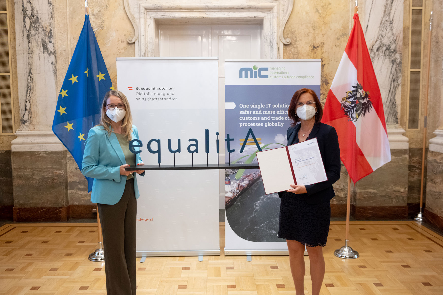 Bundesministerin Margarete Schramböck überreicht das equalitA Gütesiegel für innerbetriebliche Frauenförderung an die HR-Leiterin von MIC - Datenverarbeitung GmbH, Margit Bencic.