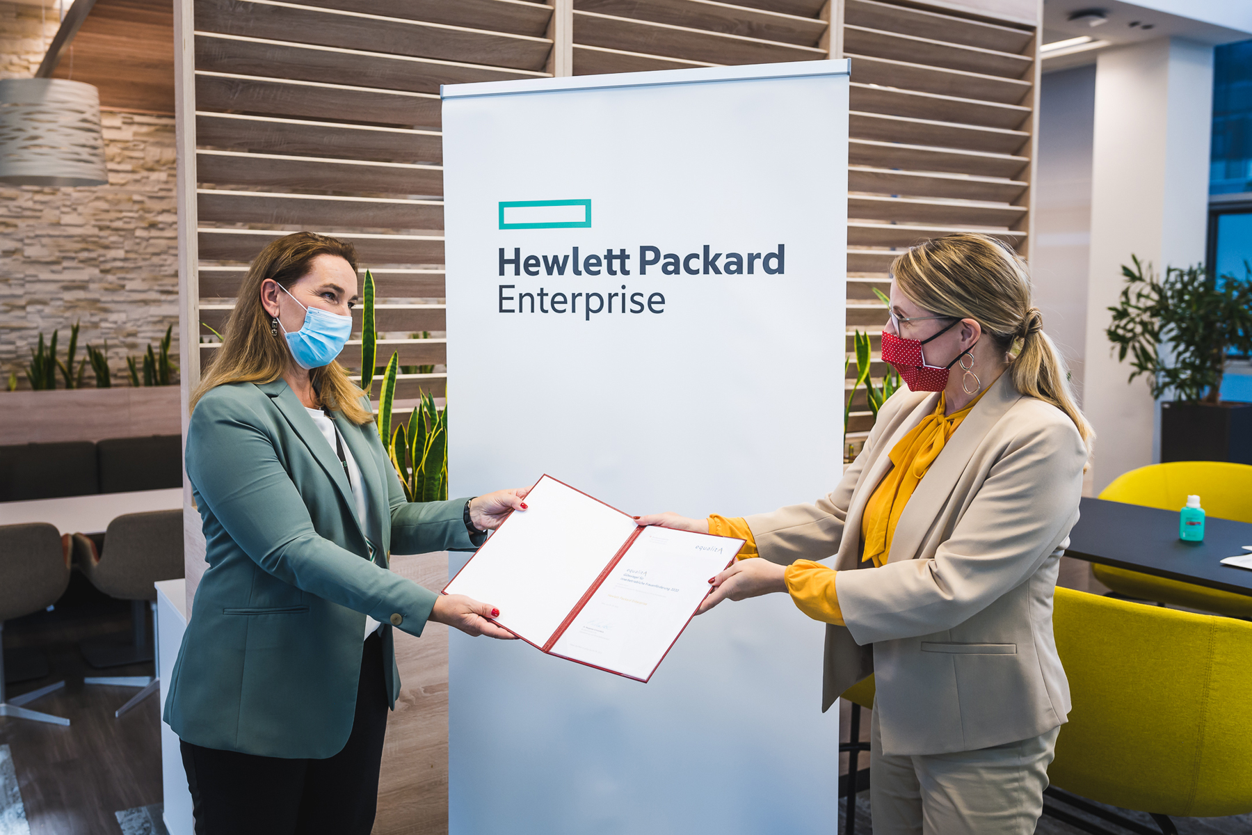 Bundesministerin Schramböck übergibt bei Hewlett Packard Enterprise die Auszeichnung für equalitA