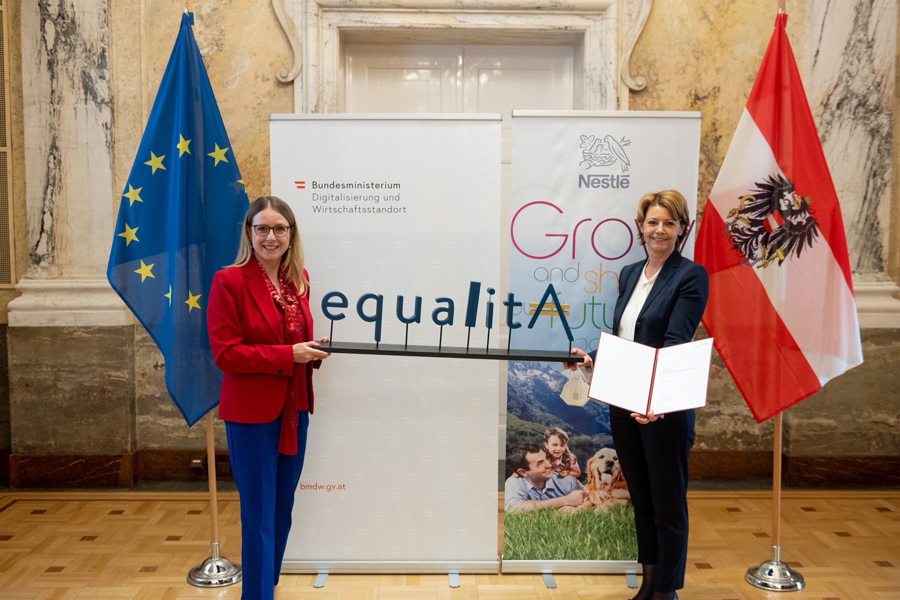 Bundesministerin Margarete Schramböck überreicht die Urkunde über die Auszeichnung von Nestle Österreich mit dem equalitA Gütesiegel an HR-Direktorin Gabriele Staubmann.