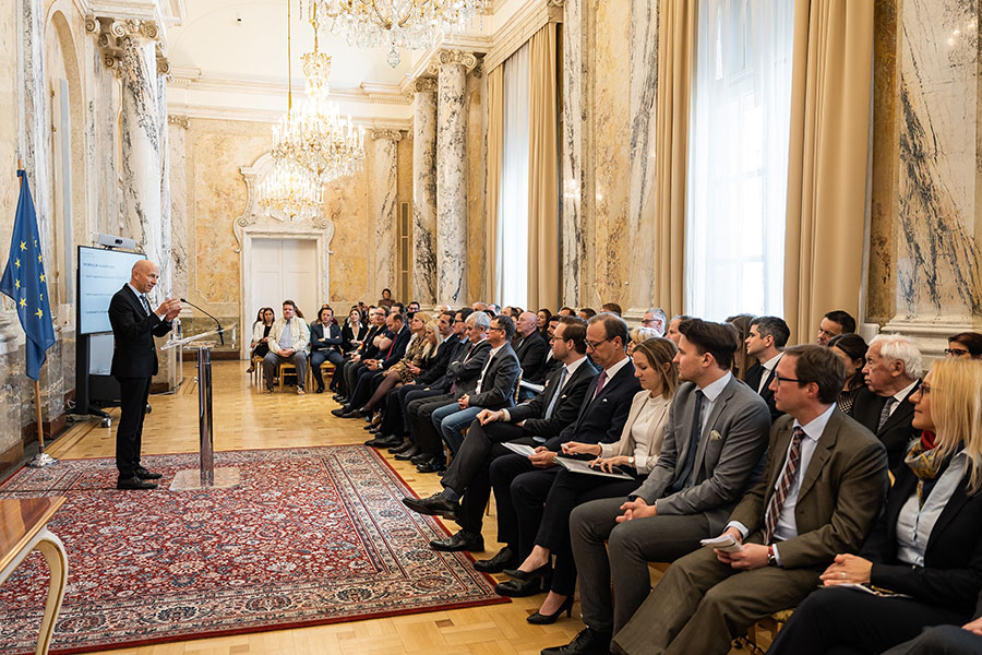 Bundesminister Martin Kocher mit Unternehmerinnen und Unternehmern bei der Auszeichnung herausragender Unternehmen