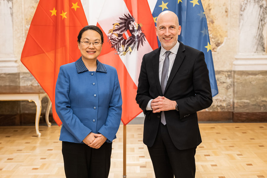 Bundesminister Martin Kocher mit der chinesischen Botschafterin QI Mei 