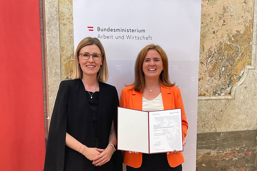  Überreichung der equalitA-Urkunde durch Generalsekretärin Eva Landrichtinger an die Salzburg AG für Energie, Verkehr und Telekommunikation