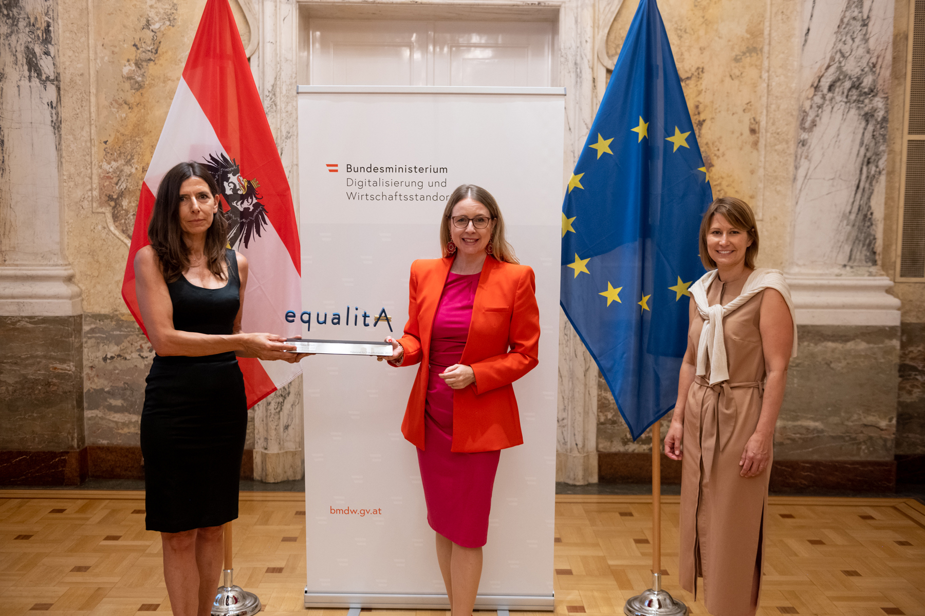 Bundesministerin Margarete Schramböck überreicht die Urkunde über die Auszeichnung von EY Österreich mit dem equalitA Gütesiegel.