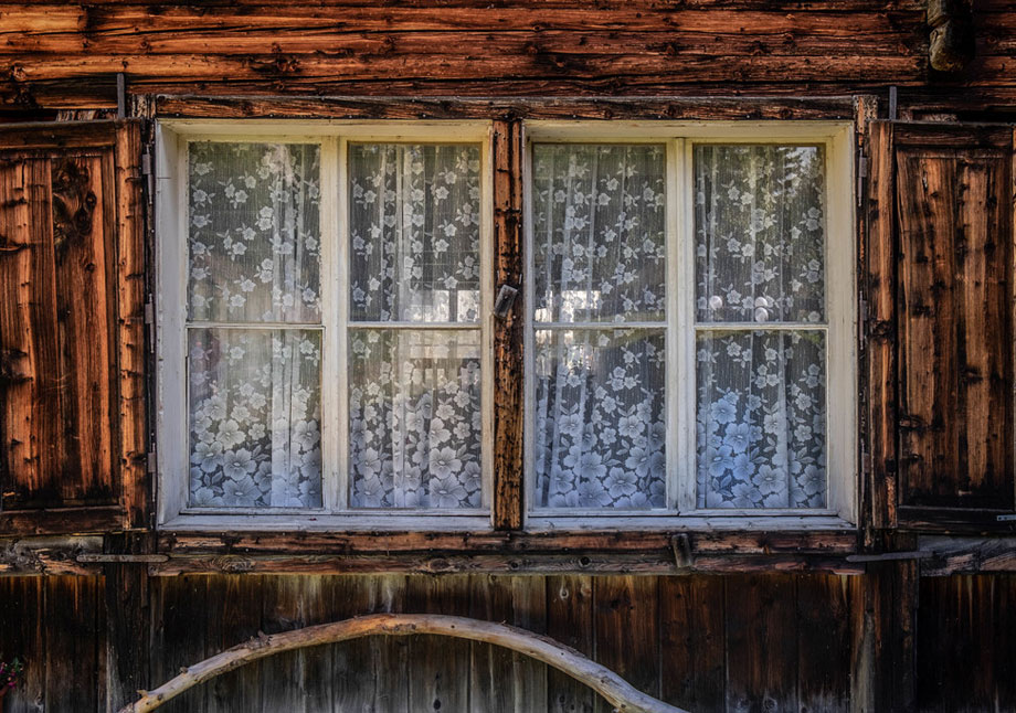 2 Fenster in einer Holzhütte