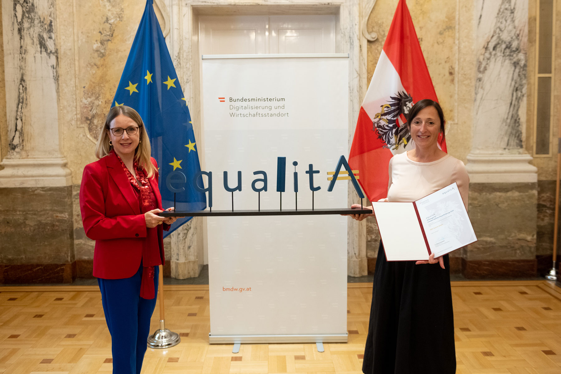 Bundesministerin Margarete Schramböck überreicht die Urkunde über die Auszeichnung von IKEA Austria mit dem equalitA Gütesiegel an Area Manager Nicole Reitinger.