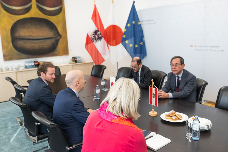Bundesminister Martin Kocher mit dem japanischen Botschafter Mizuuchi Ryuta und  der Regierungskommissärin für die EXPO 2025 Osaka-Kansai, Ursula Plassnik