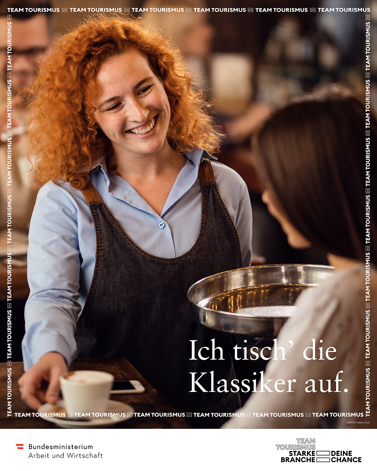 Kellnerin mit Kaffee "Ich tisch' die Klassiker auf"