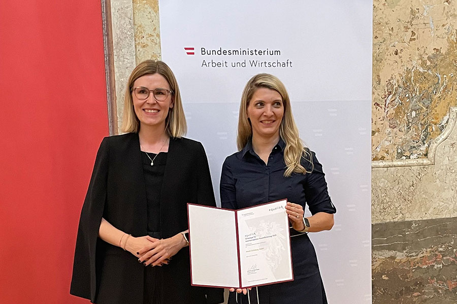 Überreichung der equalitA-Urkunde durch Generalsekretärin Eva Landrichtinger an die Mondi Grünburg GmbH