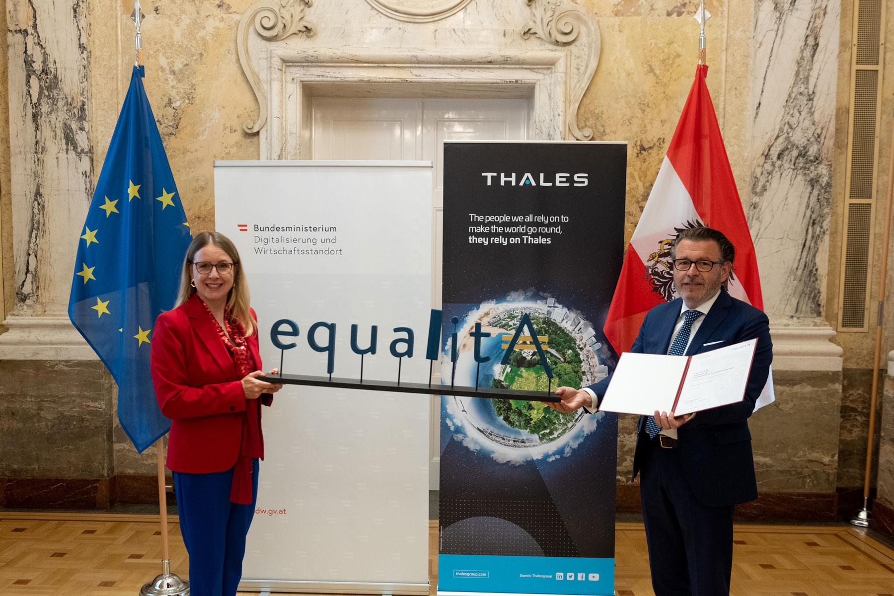 Bundesministerin Margarete Schramböck überreicht die Urkunde über die Auszeichnung von Thales Austria mit dem equalitA Gütesiegel an CEO Hannes Boyer.