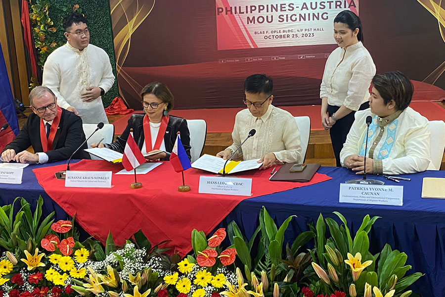 Staatssekretärin Susanne Kraus-Winkler bei der Unterzeichnung des MoU mit den Philippinen
