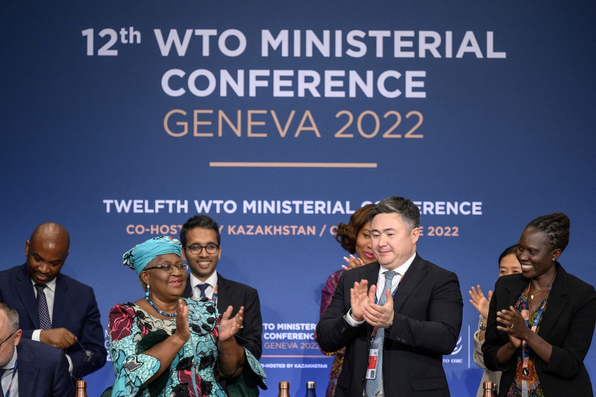 WTO-Generaldirektorin freut sich mit Konferenzvorsitzendem über den erfolgreichen Abschluss der 12. Ministerkonferenz
