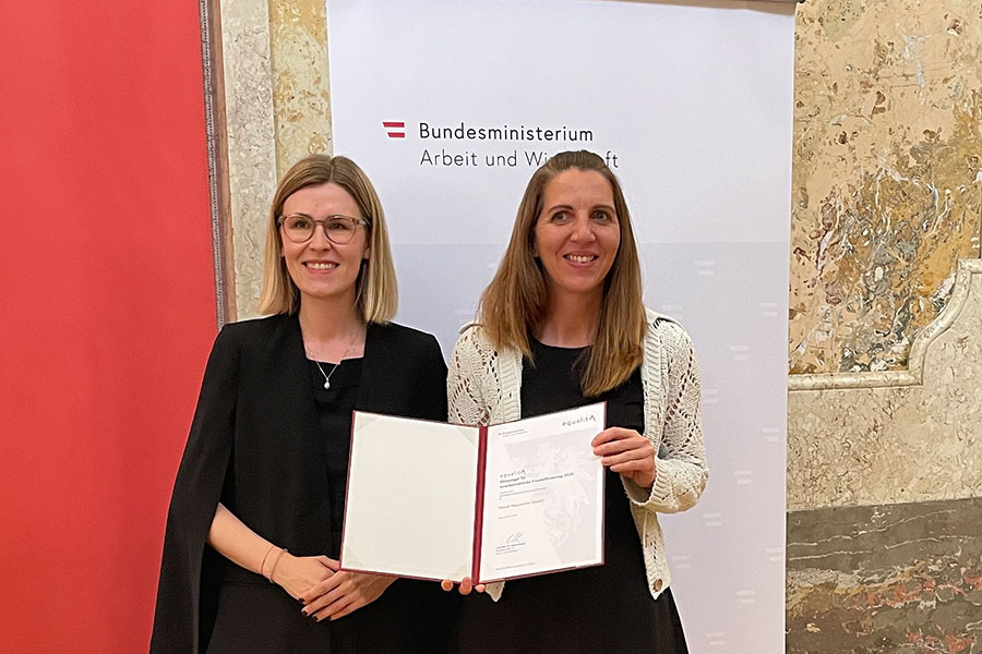 Überreichung der equalitA-Urkunde durch Generalsekretärin Eva Landrichtinger an die Mondi Neusiedler GmbH