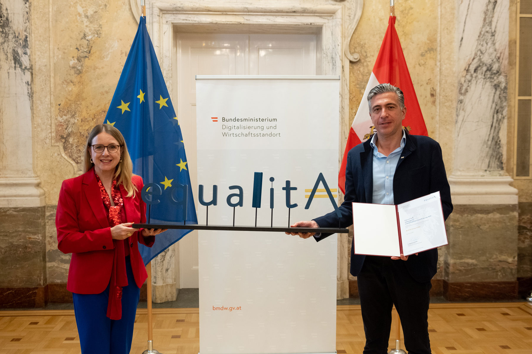 Bundesministerin Margarete Schramböck überreicht die Urkunde über die Auszeichnung der BUWOG Group mit dem equalitA Gütesiegel an Geschäftsführer Andreas Holler.