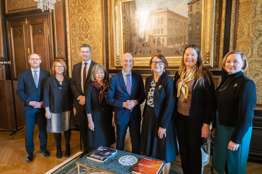 Bundesminister Martin Kocher mit der finnischen Botschafterin Pirkko Hämäläinen sowie mit Mitarbeiterinnen und Mitarbeitern