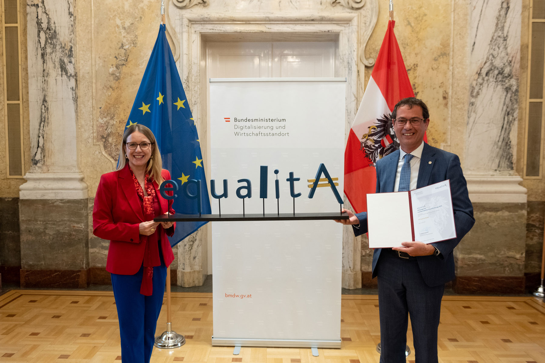 Bundesministerin Margarete Schramböck überreicht die Urkunde über die Auszeichnung von HP Austria mit dem equalitA Gütesiegel an Managing Director Michael Smetana.