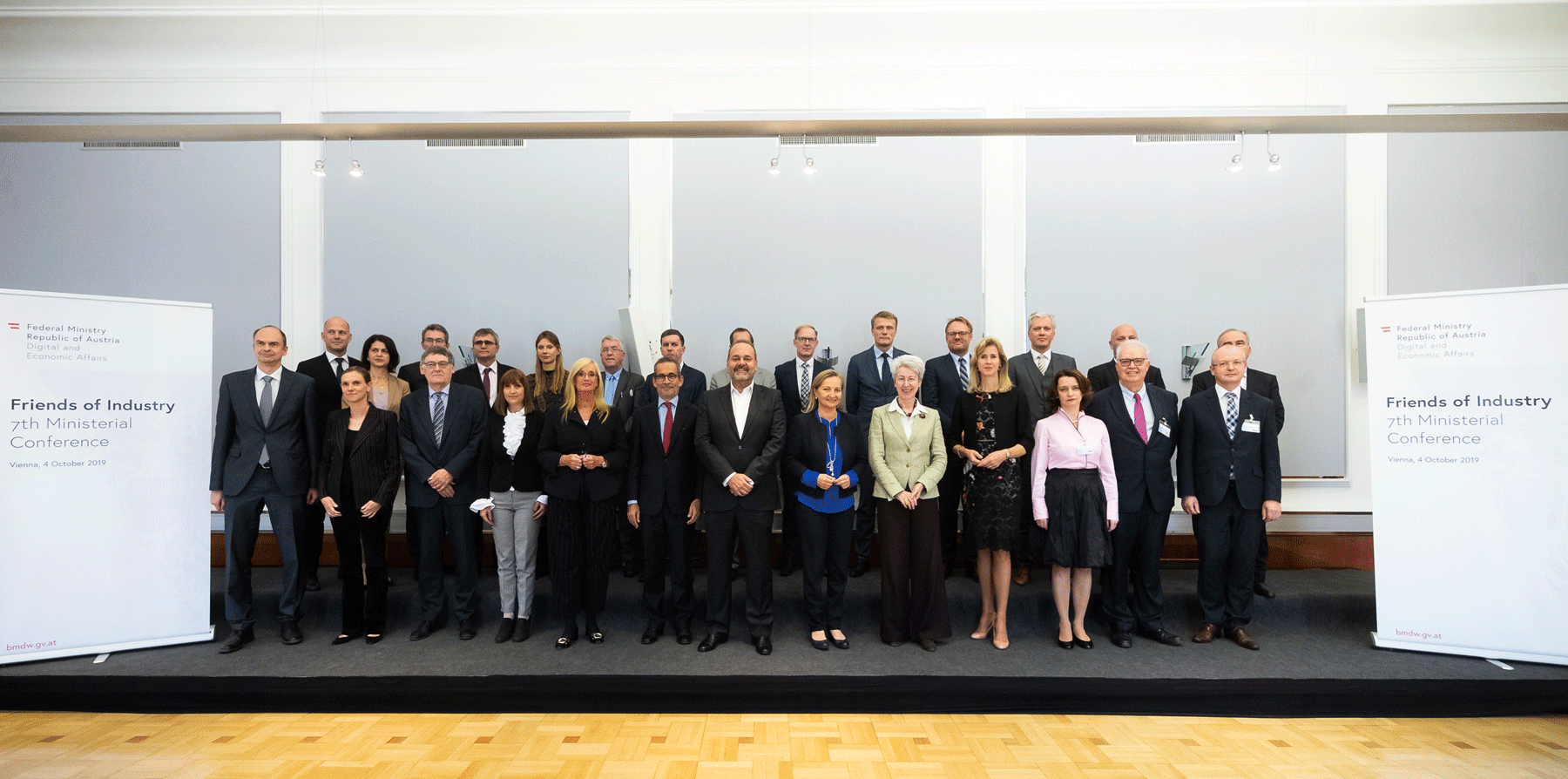 Gruppenfoto der Teilnehmerinnen und Teilnehmer an der "Friends of Industry"- Ministerkonferenz