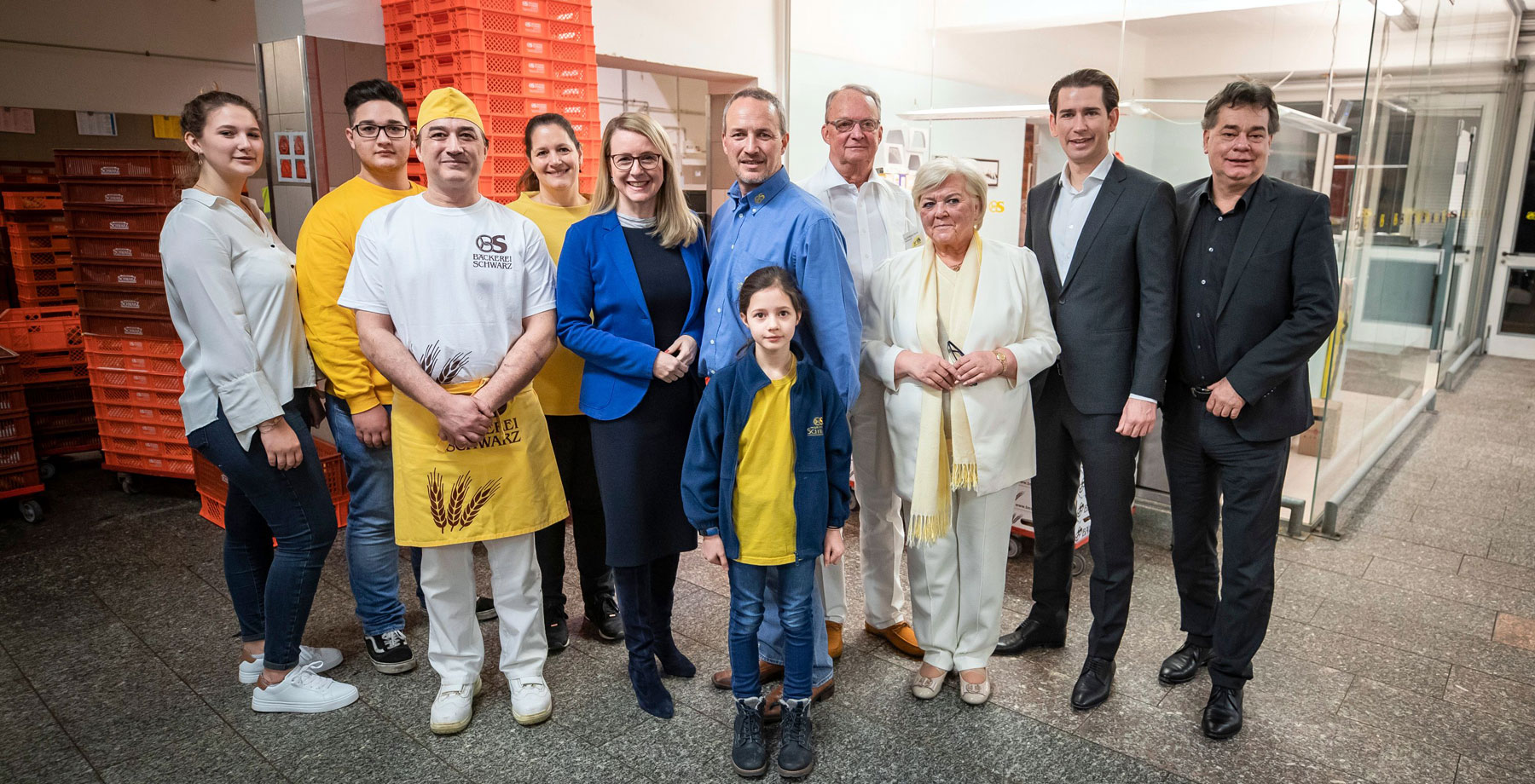 Bundesministerin Margarete Schramböck, Bundeskanzler Sebastian Kurz und Vizekanzler Werner Kogler beim Besuch der Bäckerei Schwarz