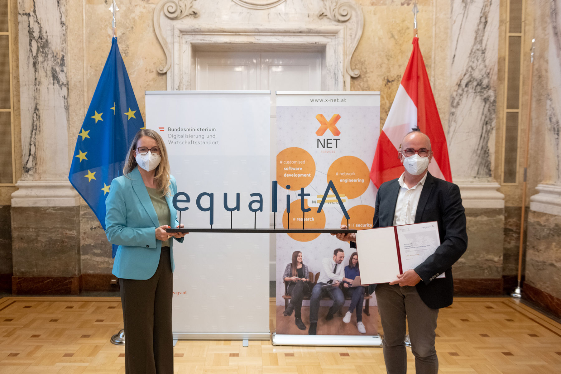 Bundesministerin Margarete Schramböck überreicht das equalitA Gütesiegel für innerbetriebliche Frauenförderung an den Geschäftsführer der X-Net Services GmbH, Nikolaus Dürk. 
