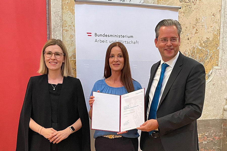 Überreichung der equalitA-Urkunde durch Generalsekretärin Eva Landrichtinger an die Mondi Coating Zeltweg GmbH