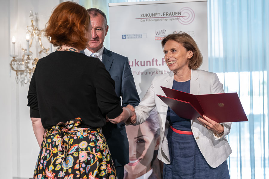 Staatssekretärin Susanne Kraus-Winkler überreicht die Abschlussurkunde an eine Absolventin des Führungskräfteprogramms "Zukunft.Frauen" 