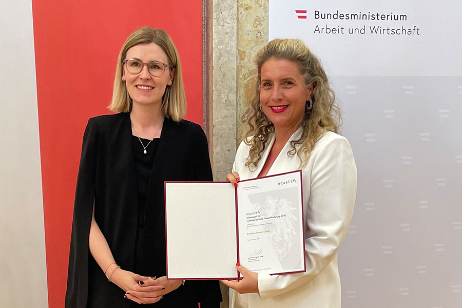 Überreichung der equalitA-Urkunde durch Generalsekretärin Eva Landrichtinger an das Business Frauen Center