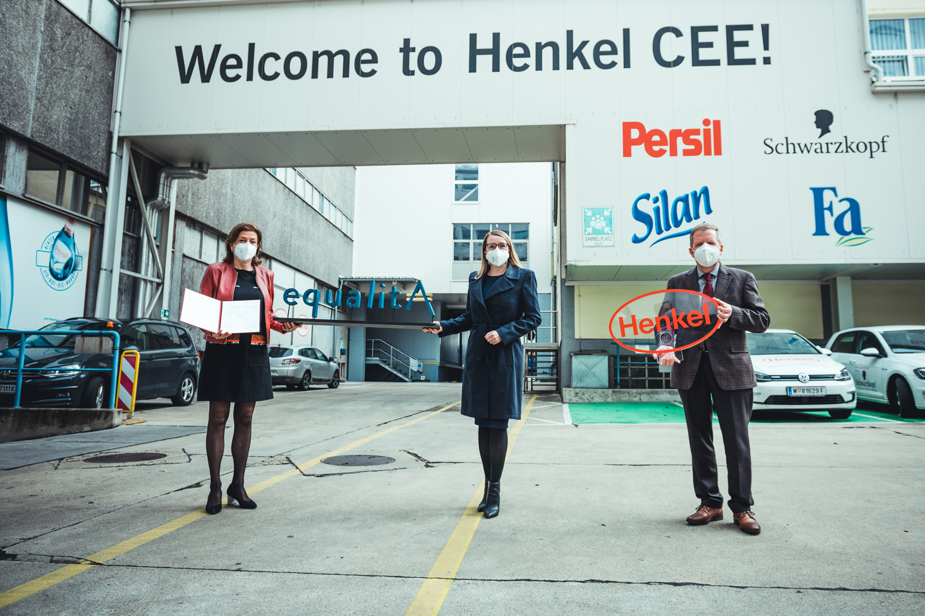 Bundesministerin Schramböck überreichte an Henkel CEE GmbH das equalitA Gütesiegel