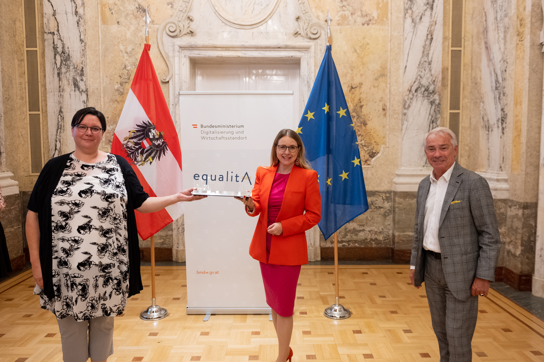Bundesministerin Margarete Schramböck überreicht die Urkunde über die Auszeichnung von Österreichische Post Aktiengesellschaft mit dem equalitA Gütesiegel.