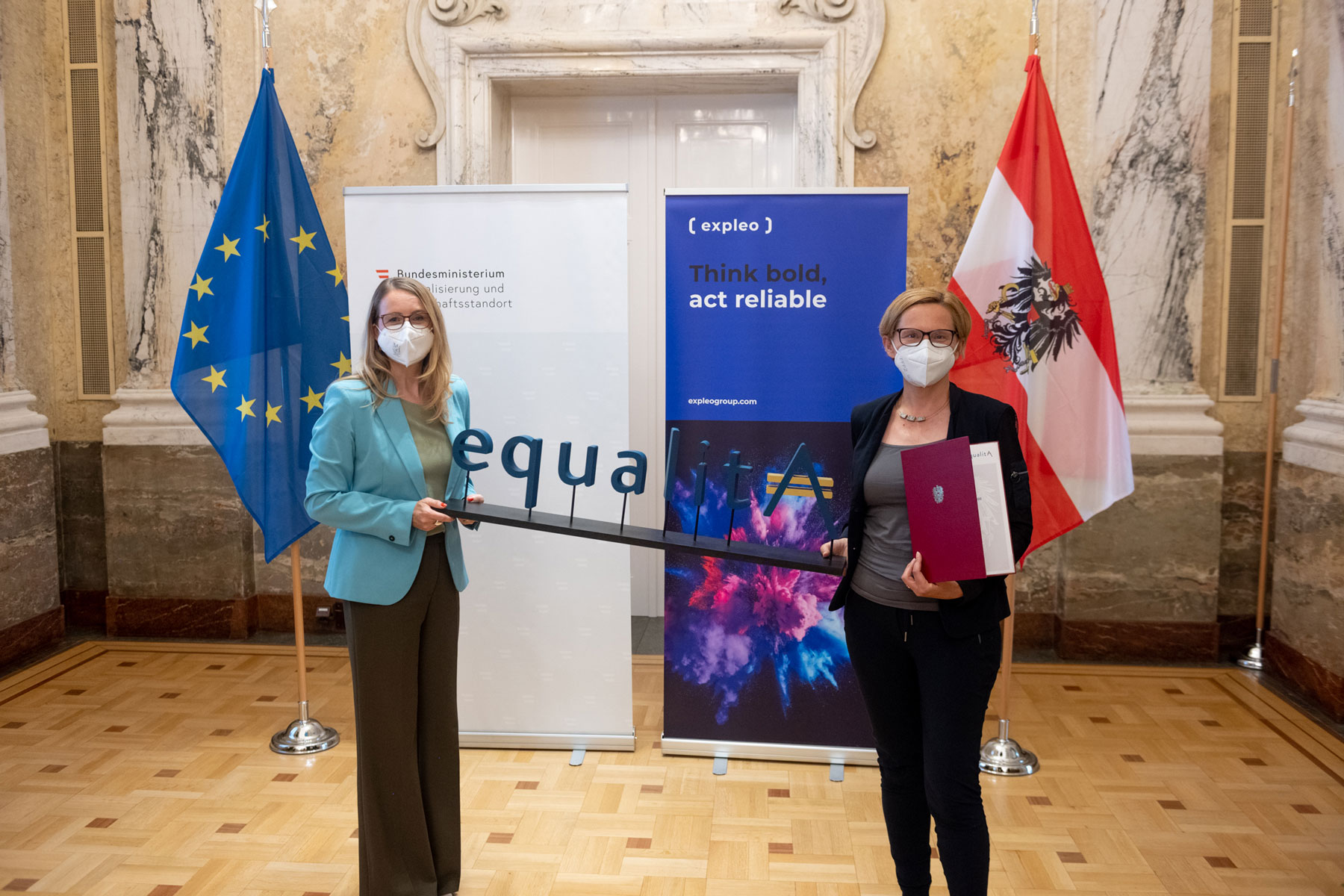 Bundesministerin Margarete Schramböck überreicht das equalitA Gütesiegel für innerbetriebliche Frauenförderung an die Geschäftsführerin der Expleo Group Austria GmbH, Sylvia Resetarits.