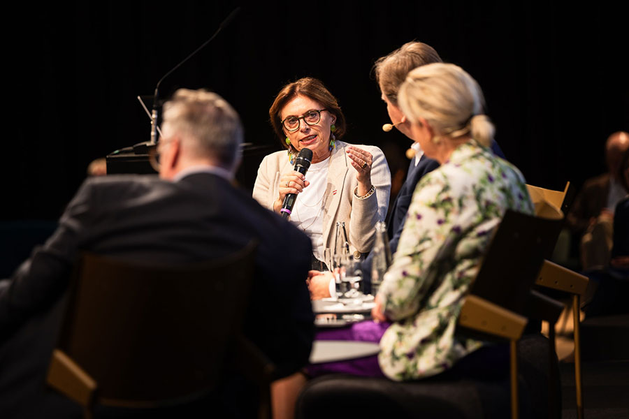 Staatssekretärin Susanne Kraus-Winkler bei einer Diskussion