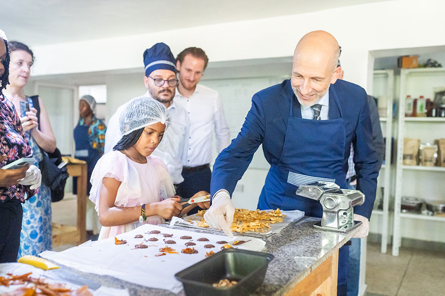 Bundesminister Kocher beim Besuch einer österreichischen Bäckerei in Tansania