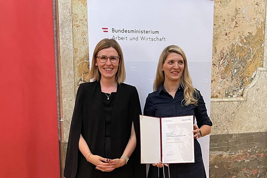 Überreichung der equalitA-Urkunde durch Generalsekretärin Eva Landrichtinger an die Mondi Release Liner Austria GmbH