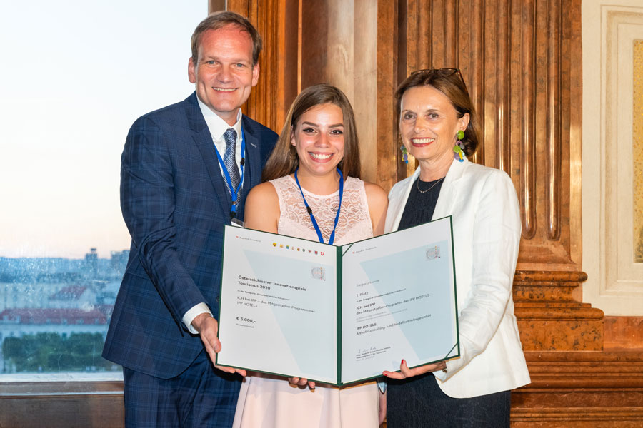Sieger ÖIT 2020 in der ersten Kategorie mit Staatssekretärin Kraus-Winkler