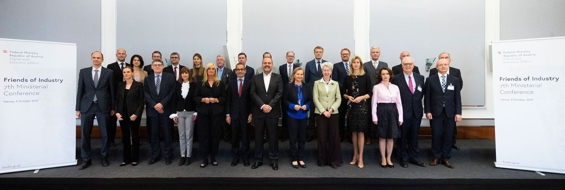 Gruppenfoto: Bundesministerin Elisabeth Udolf-Strobl mit den Teilnehmerinnen und Teilnehmern der 7. "Friends of Industry" Ministerkonferenz