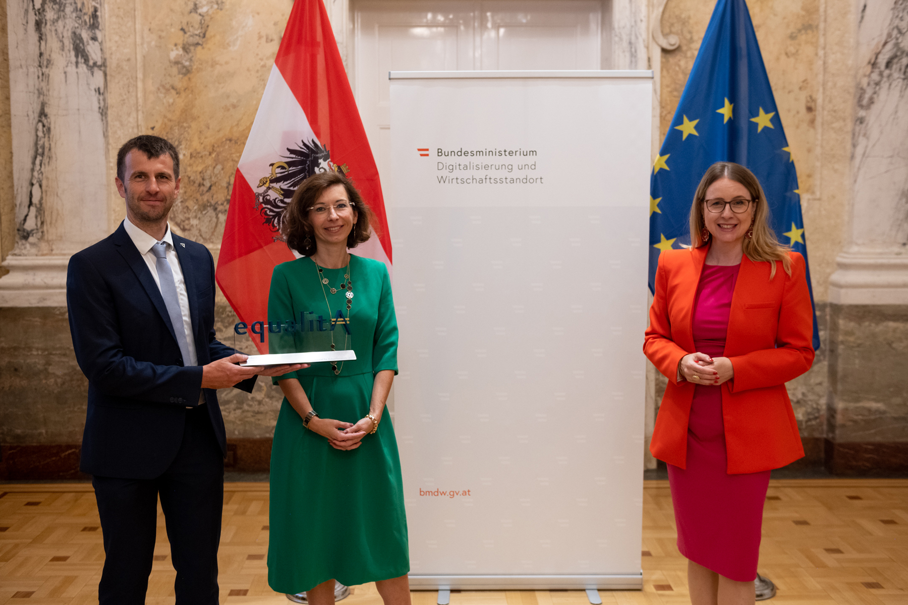 Bundesministerin Margarete Schramböck überreicht die Urkunde über die Auszeichnung von Alpenland Gemeinnützige Bau-, Wohn- und Siedlungsgenossenschaft mit dem equalitA Gütesiegel.