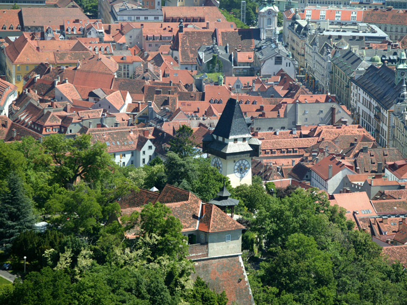 Blick vom Schlossberg auf den Uhrturm und die Innenstadt von Graz