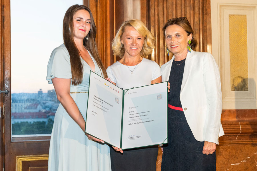 Kategorie 2, 3. Platz, Maxie-Renée Korotin, Mag. Renate Ecker und Staatssekretärin Susanne Kraus-Winkler