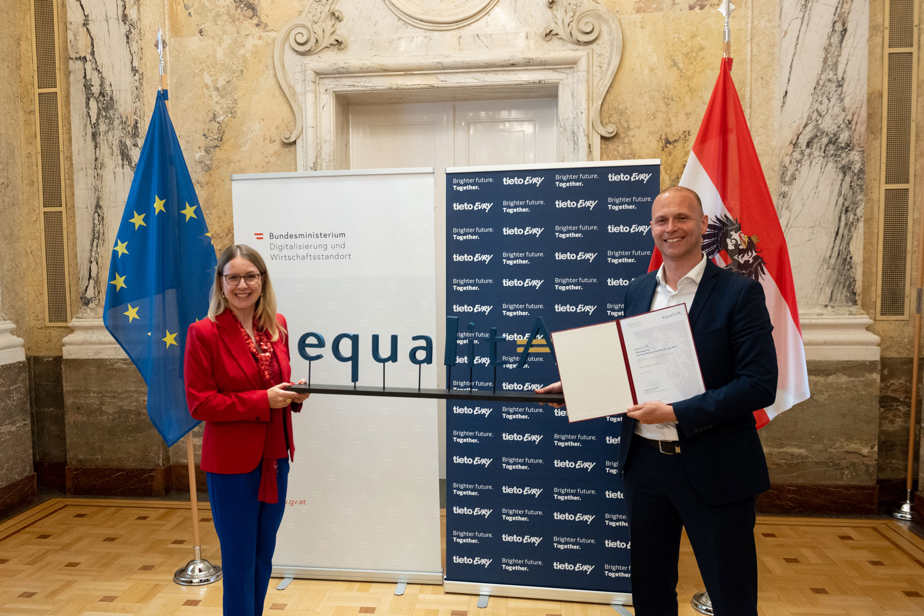 Bundesministerin Margarete Schramböck überreicht die Urkunde über die Auszeichnung von Tieto Austria mit dem equalitA Gütesiegel an Managing Director Robert Kaup.