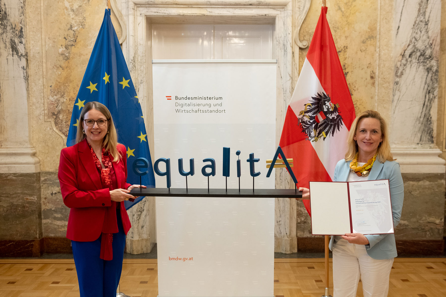 Bundesministerin Margarete Schramböck überreicht die Urkunde über die Auszeichnung von COFACE SA Austria mit dem equalitA Gütesiegel an Country Manager Dagmar Koch.