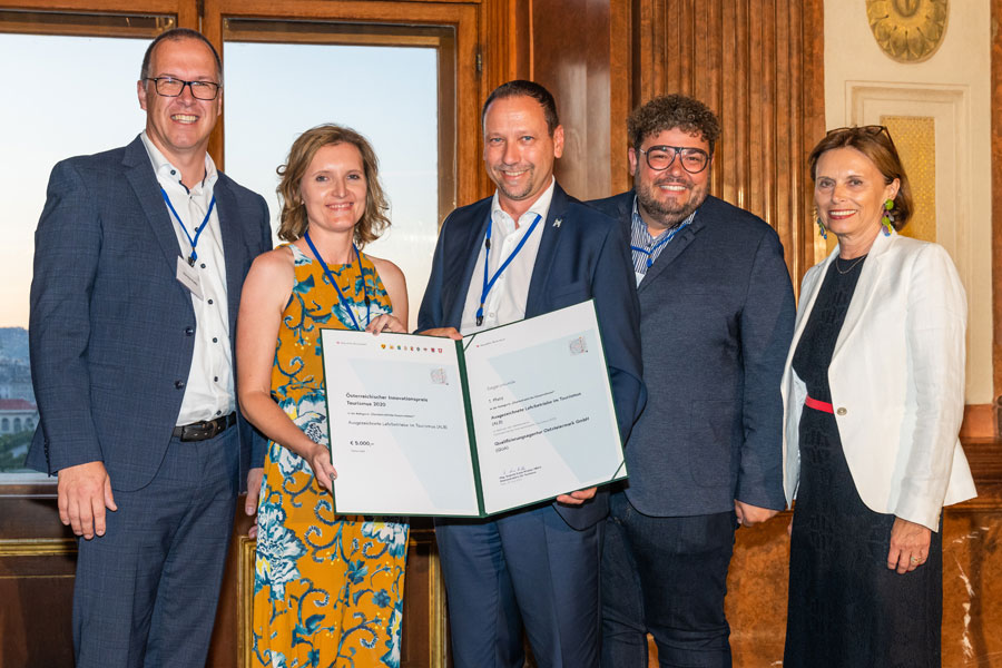 Sieger ÖIT 2020 in der zweiten Kategorie mit Staatssekretärin Kraus-Winkler