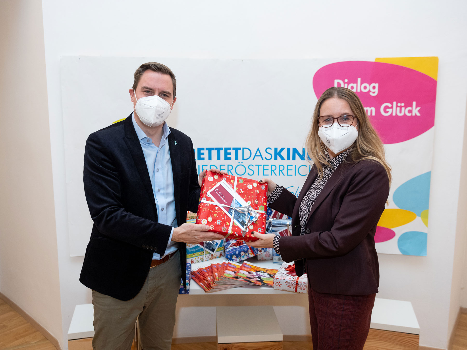 Bundesministerin Margarete Schramböck übergibt Geschenke an "Rettet das Kind Niederösterreich"