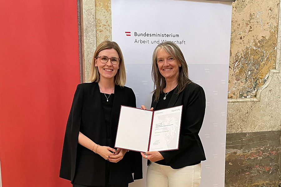 Überreichung der equalitA-Urkunde durch Generalsekretärin Eva Landrichtinger an das Arbeitsmarktservice Burgenland