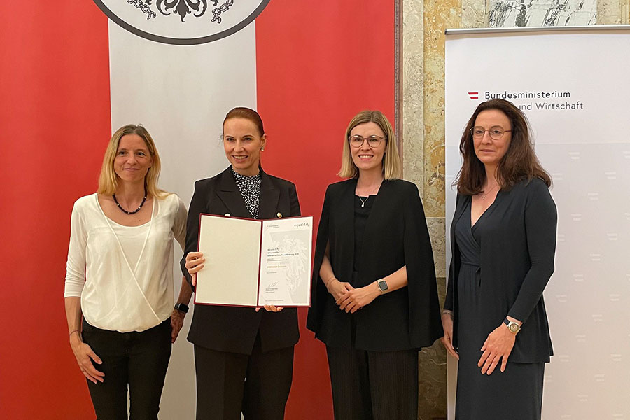 Überreichung der equalitA-Urkunde durch Generalsekretärin Eva Landrichtinger an die SPORTUNION Österreich